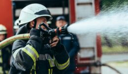 Sind Brandschutzbeauftragte berechtigt, Feuerwehrinspektoren zu inspizieren?
