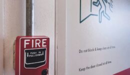Wie erfolgt die Wartung von Brandschutztüren?    