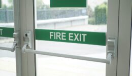 Sind Brandschutztür und Rauchschutztür dasselbe?    