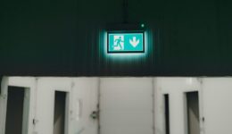 Warum sind Brandschutztüren in Gebäuden so wichtig?