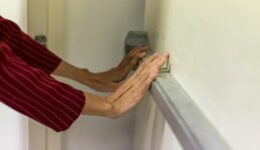 Wer darf die UVV-Prüfung von Brandschutztüren durchführen?    