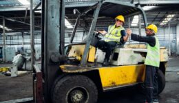 Welche Vorteile bieten Elektro-Gabelstapler gegenüber Diesel-Gabelstaplern?