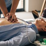 Arbeitsplatz AED und Thoraxkompressionen